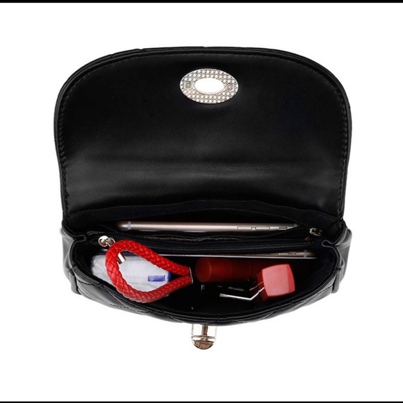 💄Black Fannypack🕶 - Picture 4 of 5